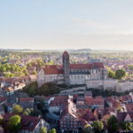 Luftaufnahme des Schlosses Quedlinburg und der historischen Altstadt