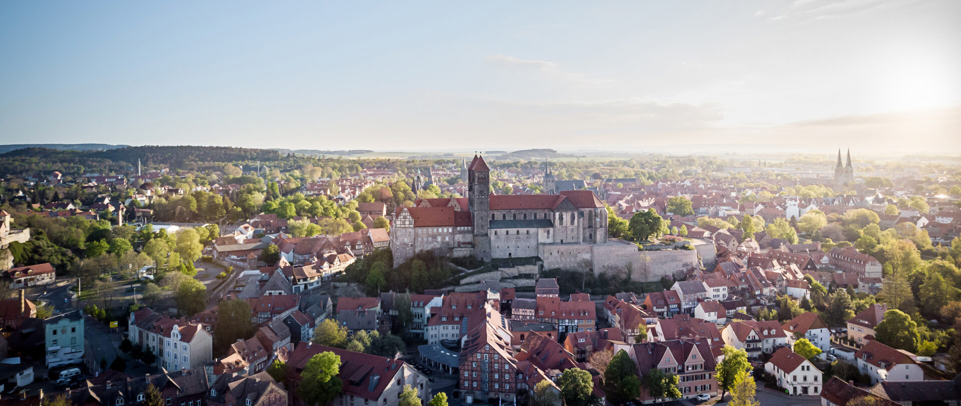 Luftaufnahme des Schlosses Quedlinburg und der historischen Altstadt